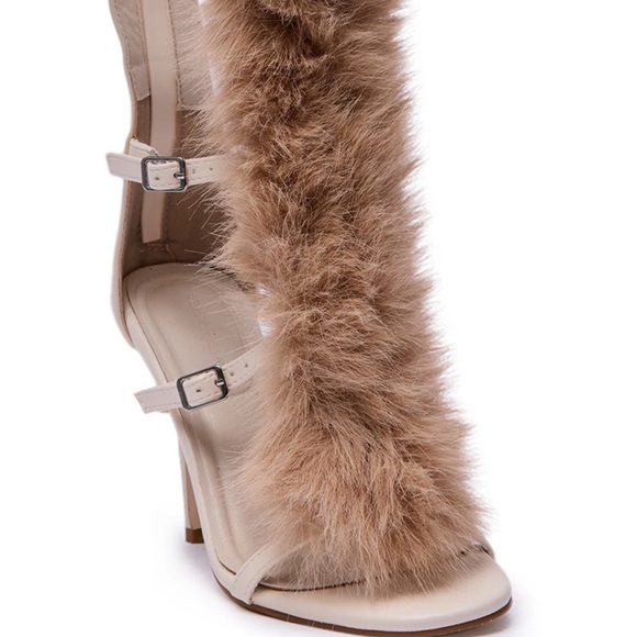 AZALEA WANG JUSTYCE IVORY FUR
GLADIATOR SANDAL 🤏🔥🔥🔥 - Picture 7 of 7